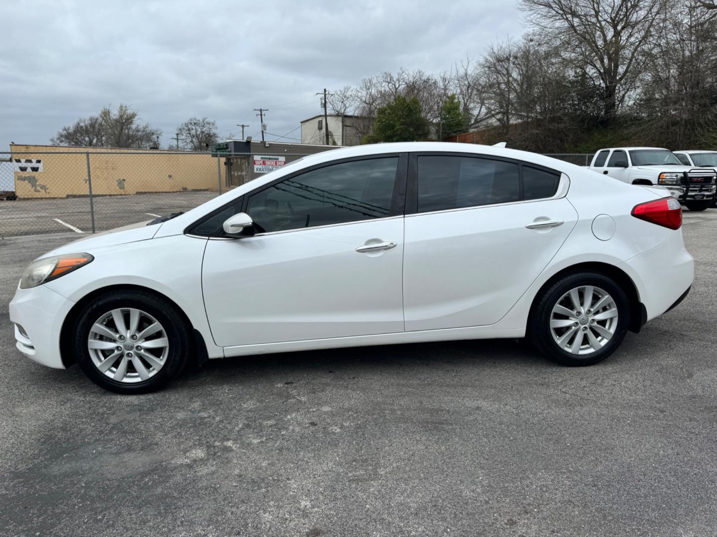 2014 WHITE Kia Forte EX (KNAFX4A83E5) with an 2.0L L4 DOHC 16V engine, 6-Speed Automatic transmission, located at 307 West Marshall Avenue, Longview, TX, 75601, (903) 753-3091, 32.500828, -94.742577 - Photo#2